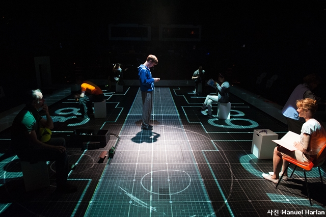 13면_연극_NTL 2018 - CURIOUS INCIDENT - Production Photography by Manuel Harlan - 3 (1